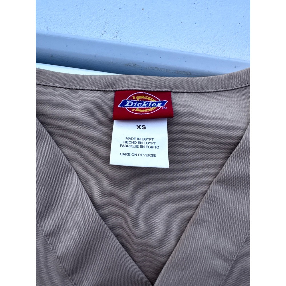 Dickies Medical Uniforms Scrub Top Womens XS Khaki Tan V-Neck Short Sleeve NWT - Picture 3 of 3